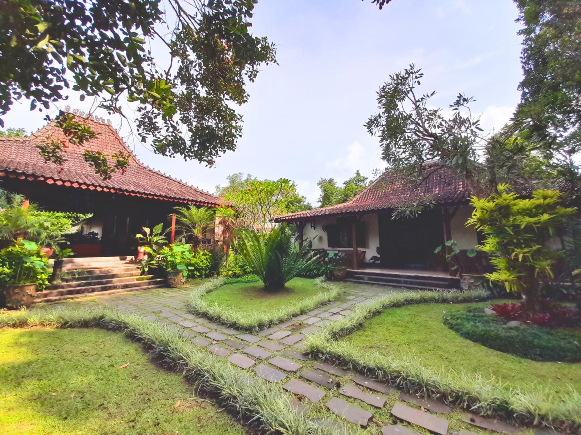 Ndalem Nitihardjan Hotel Magelang Exterior photo